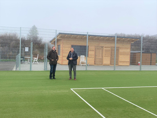 Der TC Löhnberg  zeigt Bürgermeister Dr. Frank Schmidt den aktuellen Stand der Arbeiten an der neuen Tennisanlage